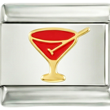 Cocktail Vermelho no seu Copo Dourado
