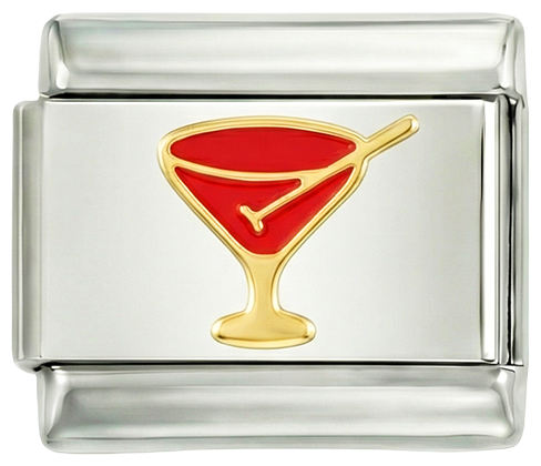 Cocktail Vermelho no seu Copo Dourado
